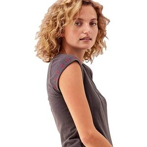 sundry embroidered red stars gray crewneck short sleeve cotton luxe SM ec